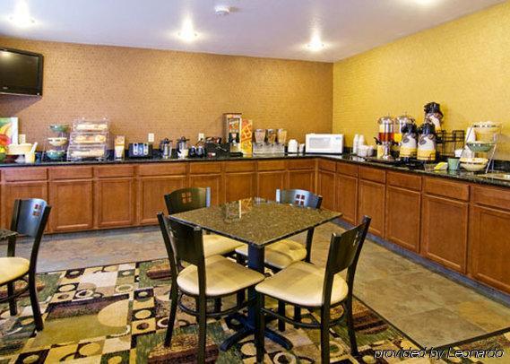Quality Inn & Suites Decorah Restaurant photo
